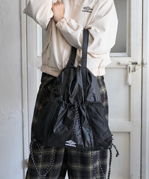 FREAK'S STORE（フリークスストア）の「UMBRO × FREAK'S STORE/アンブロ 別注 レザレット ナップザック/ A4サイズ / レザーライクリュック / バックパック（バックパック/リュック・レディース・ブラウン/ブラック・ONE SIZE）」の8枚目の写真