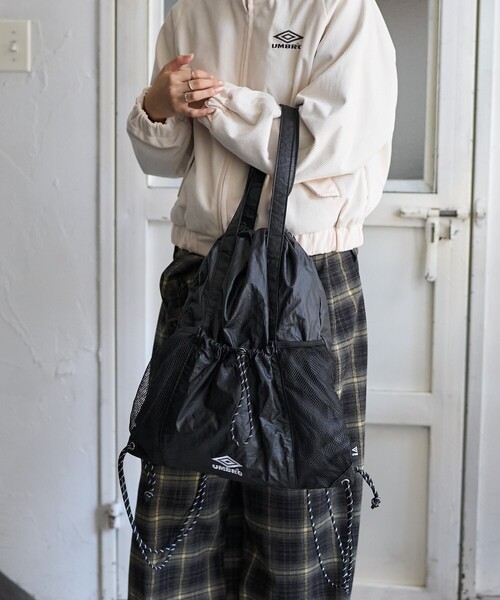 FREAK'S STORE（フリークスストア）の「UMBRO × FREAK'S STORE/アンブロ 別注 レザレット ナップザック/ A4サイズ / レザーライクリュック / バックパック（バックパック/リュック・レディース・ブラウン/ブラック・ONE SIZE）」の10枚目の写真