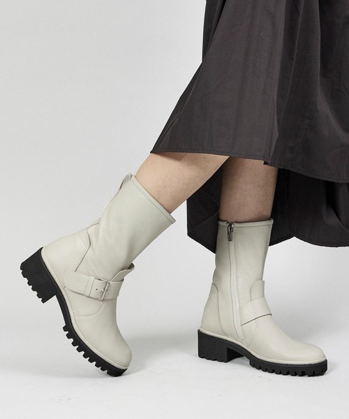 D'ICI（ディッシィ）の「ベルトデザインミドルブーツ（ブーツ・レディース・アイボリー/ブラック/ブラック×ブラック・23cm/22.5cm/24.5cm/24cm/23.5cm）」の2枚目の写真