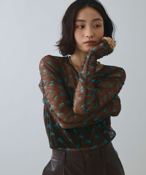 ELLEgirl（エルガール）の「フラワープリントシアートップス（Tシャツ/カットソー・レディース・ブラウン/ベージュ・FREE）」の4枚目の写真