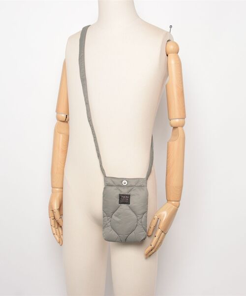 fridge（フリッジ）の「【TAION】タイオン MILITARY CROSS BODY DOWN BAG-SMALL＜MILITARY／SOFT SHELL＞ TAION-BG05ALSML-S（ショルダーバッグ・メンズ・オフホワイト/その他/ブラック/グリーン/ベージュ・ONESIZE）」の13枚目の写真