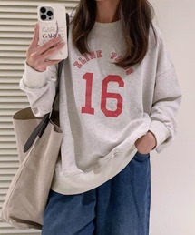 数字ロゴのゆったりトレーナー