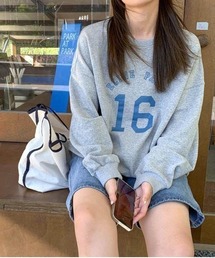数字ロゴのゆったりトレーナー