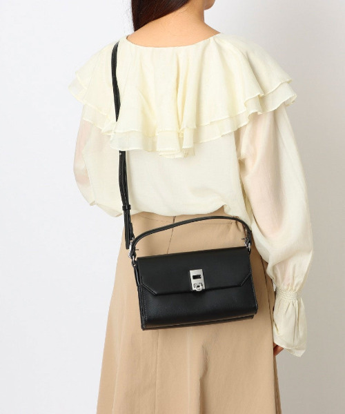 kakatoo(カカトゥ)の「カカトゥ kakatoo / フラップワンハンドルショルダー(ショルダーバッグ・レディース・ブラック/キャメル・FREE)」の2枚目の写真