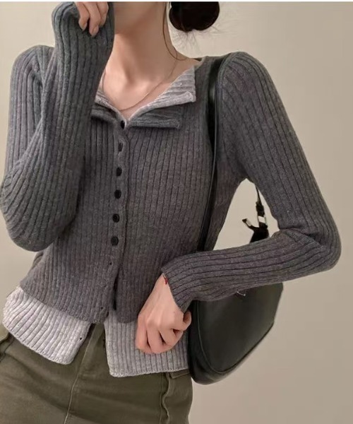 Ada.(エイダ)の「【Mellfy】レイヤード風 バイカラー リブ ニットトップス(ニット/セーター・レディース・グレー/レッド/チャコール/ブラック・FREE)」の4枚目の写真