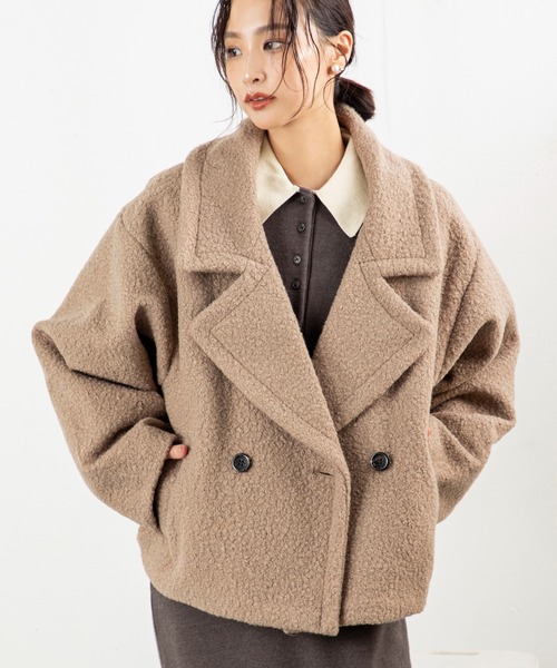MILLION CARATS(ミリオンカラッツ)の「【軽くて暖か、羽織るだけで今っぽい】ループツイードのふんわり表情とドロップショルダーの抜け感で、細見えと体型カバーを両立する大人カジュアルなミドル丈。ビッグラペルが顔周りをすっきり見せ、通勤から休日までシーンを選ばずこなれ感を演出する万能コート。(その他アウター・レディース・ネイビー/ベージュ・FREE)」の1枚目の写真