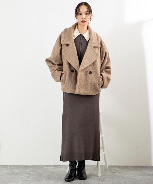 MILLION CARATS(ミリオンカラッツ)の「【軽くて暖か、羽織るだけで今っぽい】ループツイードのふんわり表情とドロップショルダーの抜け感で、細見えと体型カバーを両立する大人カジュアルなミドル丈。ビッグラペルが顔周りをすっきり見せ、通勤から休日までシーンを選ばずこなれ感を演出する万能コート。(その他アウター・レディース・ネイビー/ベージュ・FREE)」の3枚目の写真
