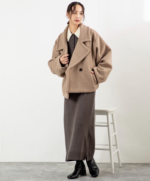 MILLION CARATS(ミリオンカラッツ)の「【軽くて暖か、羽織るだけで今っぽい】ループツイードのふんわり表情とドロップショルダーの抜け感で、細見えと体型カバーを両立する大人カジュアルなミドル丈。ビッグラペルが顔周りをすっきり見せ、通勤から休日までシーンを選ばずこなれ感を演出する万能コート。(その他アウター・レディース・ネイビー/ベージュ・FREE)」の4枚目の写真
