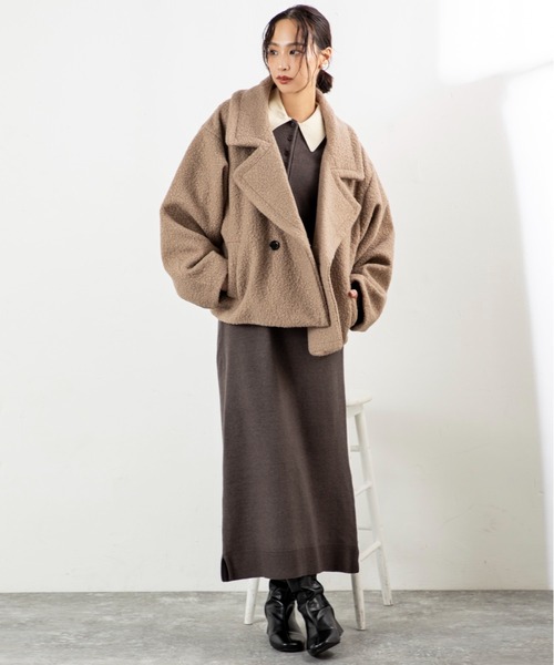 MILLION CARATS(ミリオンカラッツ)の「【軽くて暖か、羽織るだけで今っぽい】ループツイードのふんわり表情とドロップショルダーの抜け感で、細見えと体型カバーを両立する大人カジュアルなミドル丈。ビッグラペルが顔周りをすっきり見せ、通勤から休日までシーンを選ばずこなれ感を演出する万能コート。(その他アウター・レディース・ネイビー/ベージュ・FREE)」の5枚目の写真
