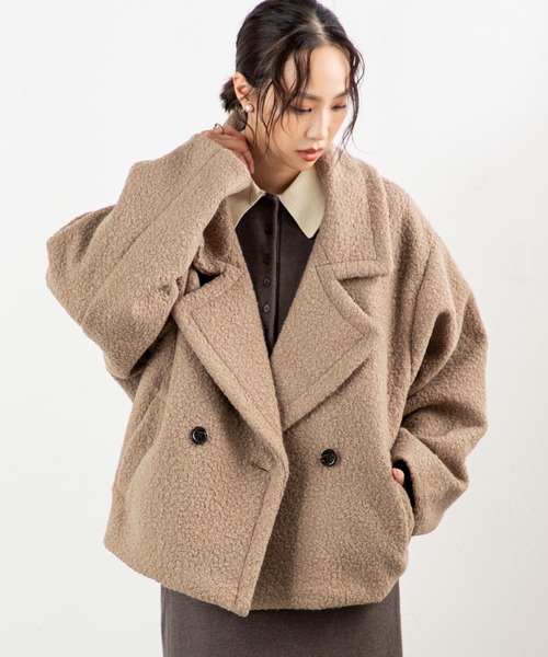 MILLION CARATS(ミリオンカラッツ)の「【軽くて暖か、羽織るだけで今っぽい】ループツイードのふんわり表情とドロップショルダーの抜け感で、細見えと体型カバーを両立する大人カジュアルなミドル丈。ビッグラペルが顔周りをすっきり見せ、通勤から休日までシーンを選ばずこなれ感を演出する万能コート。(その他アウター・レディース・ネイビー/ベージュ・FREE)」の6枚目の写真