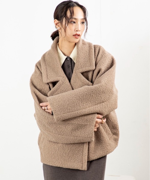 MILLION CARATS(ミリオンカラッツ)の「【軽くて暖か、羽織るだけで今っぽい】ループツイードのふんわり表情とドロップショルダーの抜け感で、細見えと体型カバーを両立する大人カジュアルなミドル丈。ビッグラペルが顔周りをすっきり見せ、通勤から休日までシーンを選ばずこなれ感を演出する万能コート。(その他アウター・レディース・ネイビー/ベージュ・FREE)」の7枚目の写真