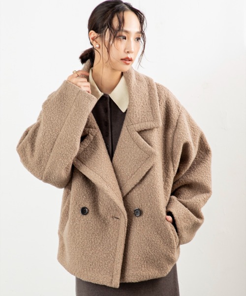 MILLION CARATS(ミリオンカラッツ)の「【軽くて暖か、羽織るだけで今っぽい】ループツイードのふんわり表情とドロップショルダーの抜け感で、細見えと体型カバーを両立する大人カジュアルなミドル丈。ビッグラペルが顔周りをすっきり見せ、通勤から休日までシーンを選ばずこなれ感を演出する万能コート。(その他アウター・レディース・ネイビー/ベージュ・FREE)」の8枚目の写真