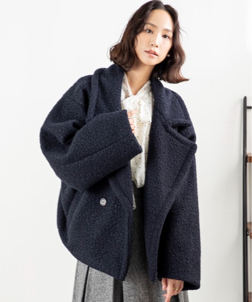 MILLION CARATS(ミリオンカラッツ)の「【軽くて暖か、羽織るだけで今っぽい】ループツイードのふんわり表情とドロップショルダーの抜け感で、細見えと体型カバーを両立する大人カジュアルなミドル丈。ビッグラペルが顔周りをすっきり見せ、通勤から休日までシーンを選ばずこなれ感を演出する万能コート。(その他アウター・レディース・ネイビー/ベージュ・FREE)」の9枚目の写真