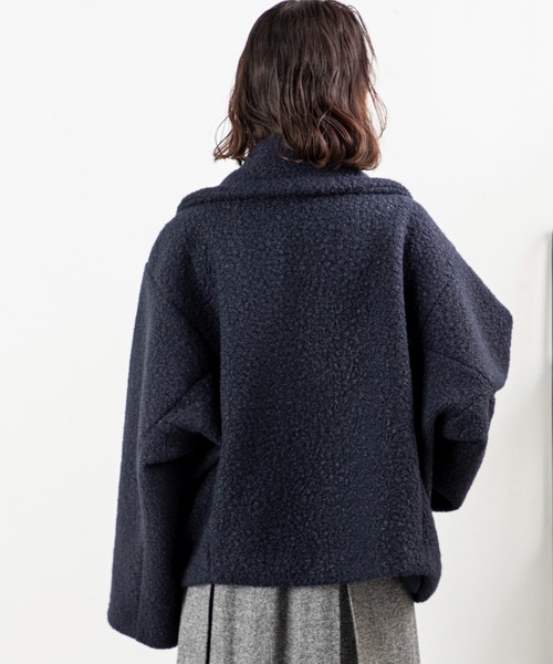 MILLION CARATS(ミリオンカラッツ)の「【軽くて暖か、羽織るだけで今っぽい】ループツイードのふんわり表情とドロップショルダーの抜け感で、細見えと体型カバーを両立する大人カジュアルなミドル丈。ビッグラペルが顔周りをすっきり見せ、通勤から休日までシーンを選ばずこなれ感を演出する万能コート。(その他アウター・レディース・ネイビー/ベージュ・FREE)」の11枚目の写真