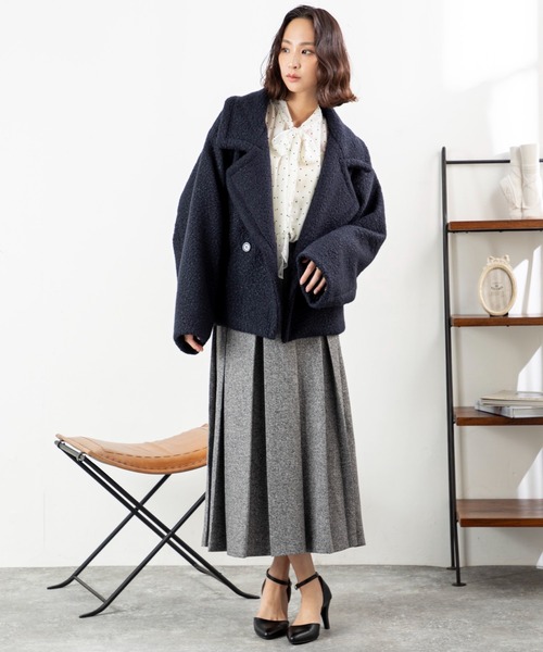 MILLION CARATS(ミリオンカラッツ)の「【軽くて暖か、羽織るだけで今っぽい】ループツイードのふんわり表情とドロップショルダーの抜け感で、細見えと体型カバーを両立する大人カジュアルなミドル丈。ビッグラペルが顔周りをすっきり見せ、通勤から休日までシーンを選ばずこなれ感を演出する万能コート。(その他アウター・レディース・ネイビー/ベージュ・FREE)」の12枚目の写真