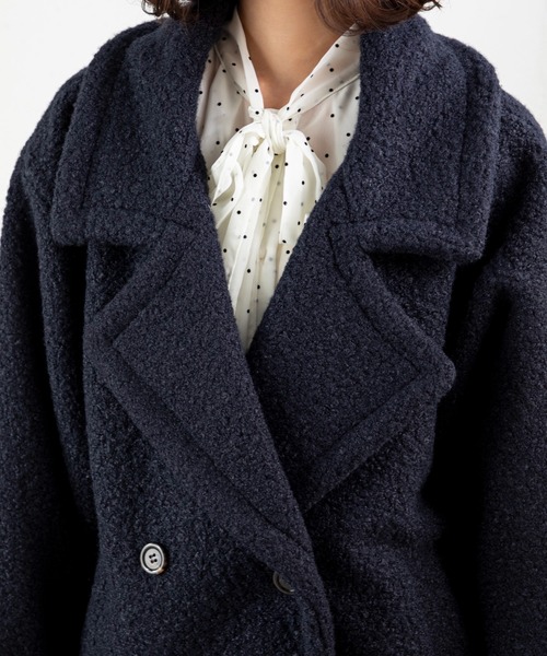 MILLION CARATS(ミリオンカラッツ)の「【軽くて暖か、羽織るだけで今っぽい】ループツイードのふんわり表情とドロップショルダーの抜け感で、細見えと体型カバーを両立する大人カジュアルなミドル丈。ビッグラペルが顔周りをすっきり見せ、通勤から休日までシーンを選ばずこなれ感を演出する万能コート。(その他アウター・レディース・ネイビー/ベージュ・FREE)」の13枚目の写真