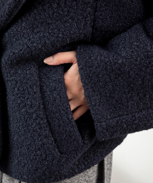 MILLION CARATS(ミリオンカラッツ)の「【軽くて暖か、羽織るだけで今っぽい】ループツイードのふんわり表情とドロップショルダーの抜け感で、細見えと体型カバーを両立する大人カジュアルなミドル丈。ビッグラペルが顔周りをすっきり見せ、通勤から休日までシーンを選ばずこなれ感を演出する万能コート。(その他アウター・レディース・ネイビー/ベージュ・FREE)」の15枚目の写真