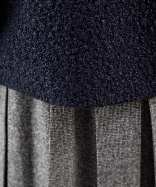 MILLION CARATS(ミリオンカラッツ)の「【軽くて暖か、羽織るだけで今っぽい】ループツイードのふんわり表情とドロップショルダーの抜け感で、細見えと体型カバーを両立する大人カジュアルなミドル丈。ビッグラペルが顔周りをすっきり見せ、通勤から休日までシーンを選ばずこなれ感を演出する万能コート。(その他アウター・レディース・ネイビー/ベージュ・FREE)」の16枚目の写真