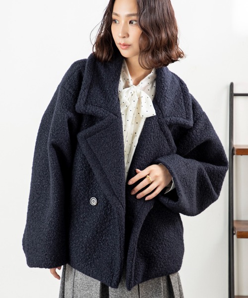 MILLION CARATS(ミリオンカラッツ)の「【軽くて暖か、羽織るだけで今っぽい】ループツイードのふんわり表情とドロップショルダーの抜け感で、細見えと体型カバーを両立する大人カジュアルなミドル丈。ビッグラペルが顔周りをすっきり見せ、通勤から休日までシーンを選ばずこなれ感を演出する万能コート。(その他アウター・レディース・ネイビー/ベージュ・FREE)」の18枚目の写真