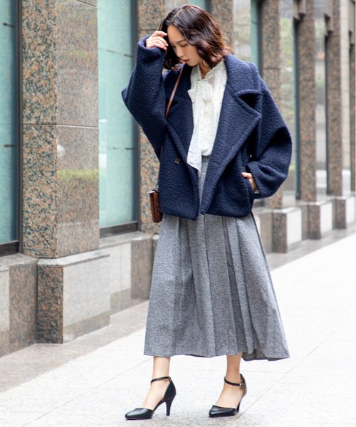 MILLION CARATS(ミリオンカラッツ)の「【軽くて暖か、羽織るだけで今っぽい】ループツイードのふんわり表情とドロップショルダーの抜け感で、細見えと体型カバーを両立する大人カジュアルなミドル丈。ビッグラペルが顔周りをすっきり見せ、通勤から休日までシーンを選ばずこなれ感を演出する万能コート。(その他アウター・レディース・ネイビー/ベージュ・FREE)」の20枚目の写真