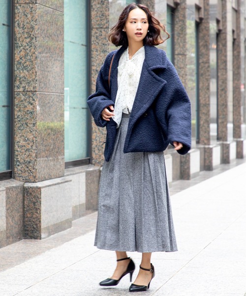 MILLION CARATS(ミリオンカラッツ)の「【軽くて暖か、羽織るだけで今っぽい】ループツイードのふんわり表情とドロップショルダーの抜け感で、細見えと体型カバーを両立する大人カジュアルなミドル丈。ビッグラペルが顔周りをすっきり見せ、通勤から休日までシーンを選ばずこなれ感を演出する万能コート。(その他アウター・レディース・ネイビー/ベージュ・FREE)」の21枚目の写真