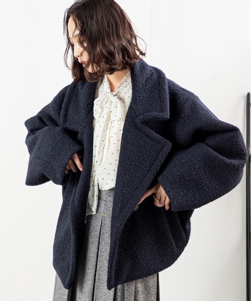 MILLION CARATS(ミリオンカラッツ)の「【軽くて暖か、羽織るだけで今っぽい】ループツイードのふんわり表情とドロップショルダーの抜け感で、細見えと体型カバーを両立する大人カジュアルなミドル丈。ビッグラペルが顔周りをすっきり見せ、通勤から休日までシーンを選ばずこなれ感を演出する万能コート。(その他アウター・レディース・ネイビー/ベージュ・FREE)」の22枚目の写真