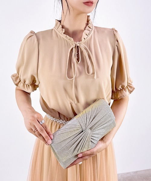 CLOTHY(クロシィ)の「【大人の洗練を携えて、特別なシーンへ】ツイストデザインパーティバッグ(クラッチバッグ・レディース・グレー/ブラック/ベージュ・MEDIUM)」の1枚目の写真