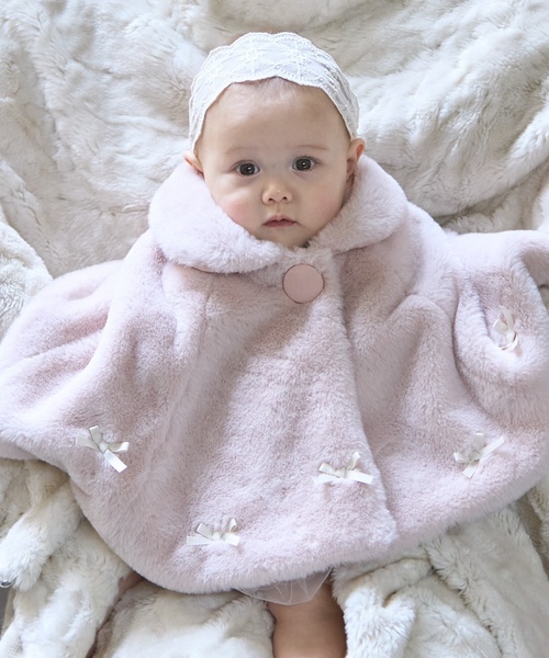 BABY ホワイトファーロゴボーダーケープ リボン付き　未使用品 2WAY衿リボンファーケープ（その他ベビーウェア）｜petit main