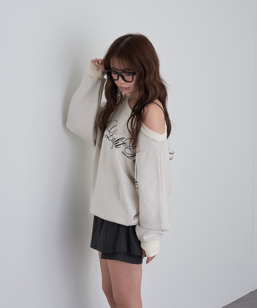 RAY CASSIN(レイカズン)の「レイヤードロゴワンショルスウェット(スウェット・レディース・ライトベージュ/チャコールグレー/グレー・FREE)」の10枚目の写真