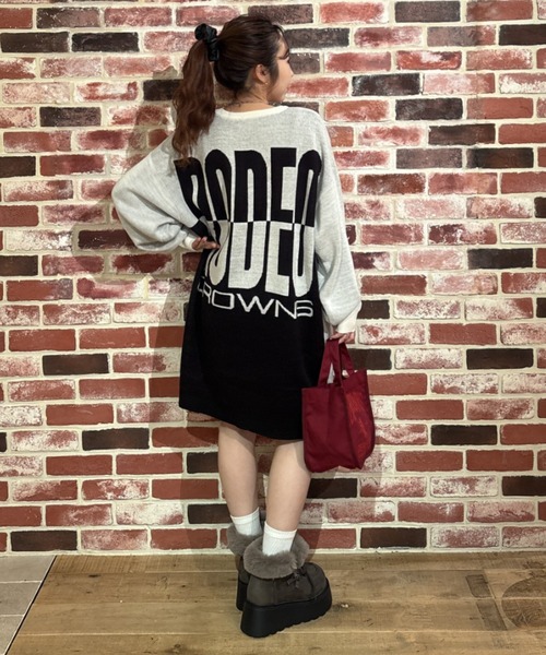 RODEO CROWNS WIDE BOWL（ロデオクラウンズワイドボウル）の「バックバイカラーロゴニットワンピース（ワンピース・レディース・ブラック/イエロー/オフホワイト・FREE）」の2枚目の写真