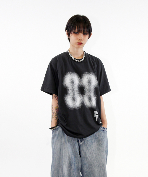 CRIGUN（クリガン）の「エフェクトグラフィックス セミオーバーフィット 半袖Tシャツ ダークグレー（Tシャツ/カットソー・レディース・チャコール・SMALL/MEDIUM/LARGE/X-LARGE/XX-LARGE）」の2枚目の写真