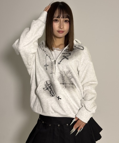 .KOM(ドットコム)の「A'GEM/9 × .kom 『.kom/ドットケーオーエム』 クロス&ローズプリントハーフジップスウェット(スウェット・レディース・ライトグレー・FREE)」の3枚目の写真