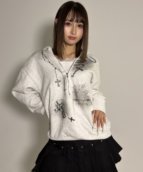 .KOM(ドットコム)の「A'GEM/9 × .kom 『.kom/ドットケーオーエム』 クロス&ローズプリントハーフジップスウェット(スウェット・レディース・ライトグレー・FREE)」の2枚目の写真