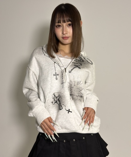 .KOM(ドットコム)の「A'GEM/9 × .kom 『.kom/ドットケーオーエム』 クロス&ローズプリントハーフジップスウェット(スウェット・レディース・ライトグレー・FREE)」の4枚目の写真