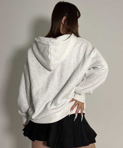 .KOM(ドットコム)の「A'GEM/9 × .kom 『.kom/ドットケーオーエム』 クロス&ローズプリントハーフジップスウェット(スウェット・レディース・ライトグレー・FREE)」の5枚目の写真