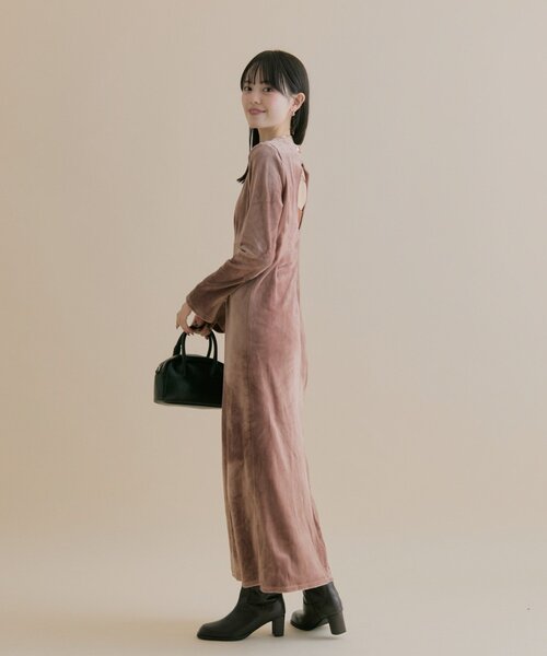 mystic（ミスティック）の「[森川企画/オケージョンアイテム]バックオープンベロアワンピース（ワンピース・レディース・ブラック/ピンク・1/2）」の2枚目の写真
