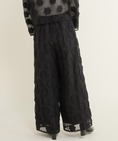 Dot&Stripes CHILD WOMAN(ドットアンドストライプス チャイルドウーマン)の「シアーフラワーカットジャカード イージーパンツ(セットアップ対応)(その他パンツ・レディース・ブラック・FREE)」の3枚目の写真