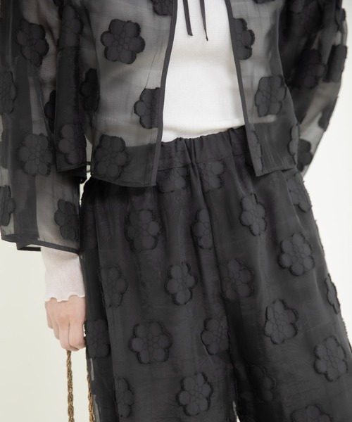 Dot&Stripes CHILD WOMAN(ドットアンドストライプス チャイルドウーマン)の「シアーフラワーカットジャカード イージーパンツ(セットアップ対応)(その他パンツ・レディース・ブラック・FREE)」の4枚目の写真
