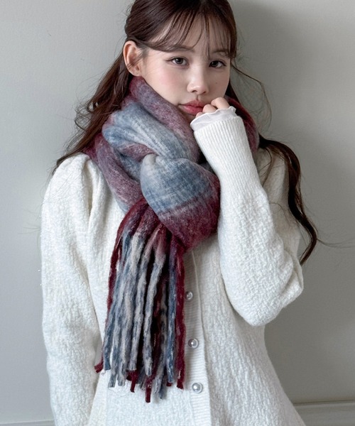 by muni:r（バイ ムニール）の「【3色展開】ソフトブレンディング チェックマフラー（マフラー・レディース・レッド/ピンク/ブラウン・FREE）」の3枚目の写真