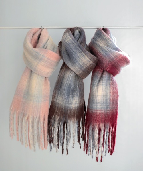 by muni:r（バイ ムニール）の「【3色展開】ソフトブレンディング チェックマフラー（マフラー・レディース・レッド/ピンク/ブラウン・FREE）」の2枚目の写真