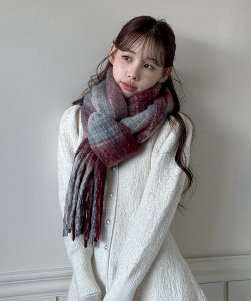 by muni:r（バイ ムニール）の「【3色展開】ソフトブレンディング チェックマフラー（マフラー・レディース・レッド/ピンク/ブラウン・FREE）」の20枚目の写真