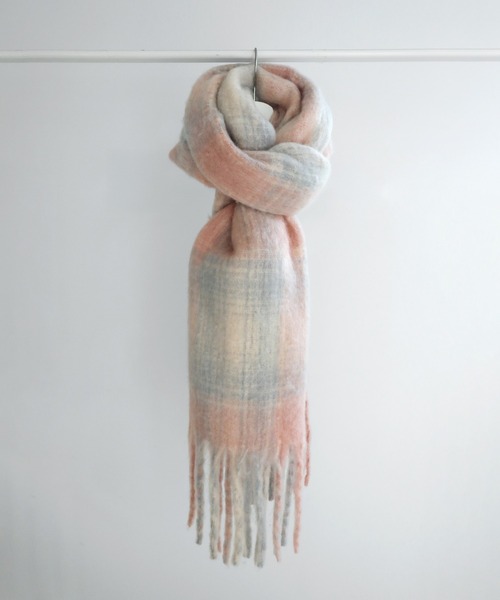 by muni:r（バイ ムニール）の「【3色展開】ソフトブレンディング チェックマフラー（マフラー・レディース・レッド/ピンク/ブラウン・FREE）」の11枚目の写真