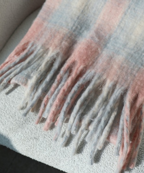 by muni:r（バイ ムニール）の「【3色展開】ソフトブレンディング チェックマフラー（マフラー・レディース・レッド/ピンク/ブラウン・FREE）」の14枚目の写真