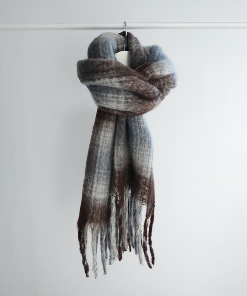 by muni:r（バイ ムニール）の「【3色展開】ソフトブレンディング チェックマフラー（マフラー・レディース・レッド/ピンク/ブラウン・FREE）」の9枚目の写真