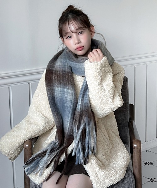 by muni:r（バイ ムニール）の「【3色展開】ソフトブレンディング チェックマフラー（マフラー・レディース・レッド/ピンク/ブラウン・FREE）」の5枚目の写真