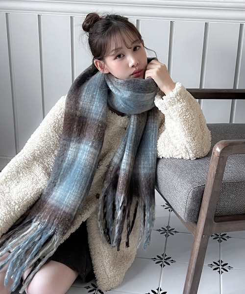 by muni:r（バイ ムニール）の「【3色展開】ソフトブレンディング チェックマフラー（マフラー・レディース・レッド/ピンク/ブラウン・FREE）」の7枚目の写真