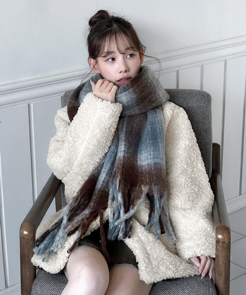 by muni:r（バイ ムニール）の「【3色展開】ソフトブレンディング チェックマフラー（マフラー・レディース・レッド/ピンク/ブラウン・FREE）」の4枚目の写真