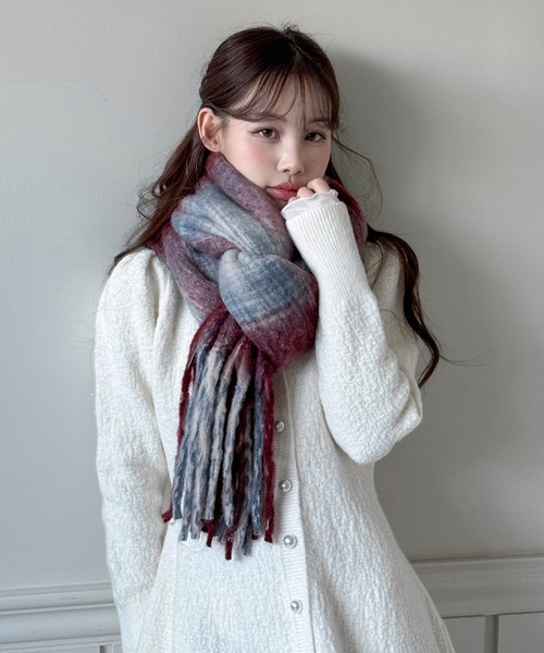 by muni:r（バイ ムニール）の「【3色展開】ソフトブレンディング チェックマフラー（マフラー・レディース・レッド/ピンク/ブラウン・FREE）」の16枚目の写真