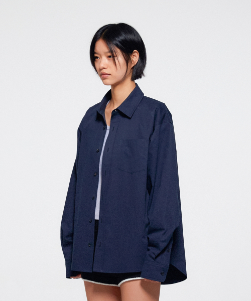 ERA(エラ)の「ユニセックス ERA クラシック シャツ - ディープネイビー(シャツ/ブラウス・レディース・その他・SMALL/MEDIUM/LARGE)」の2枚目の写真