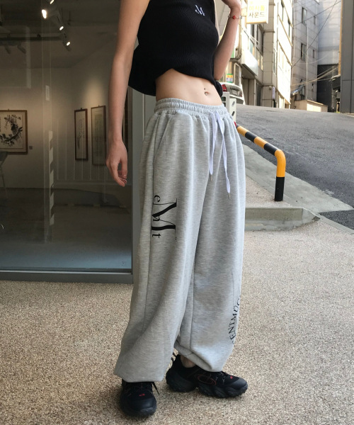 MUCENT(ムセント)の「ディビジョン ワイド スウェット ジョガーパンツ 男女共用 (グレー, ブラック)(スウェットパンツ・レディース・ブラック/グレー・1/2)」の3枚目の写真